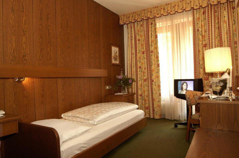 Hotel Grüner Baum Bresanona Exterior foto